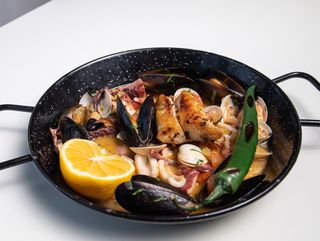Tigaie cu fructe de mare in sos de vin 500gr