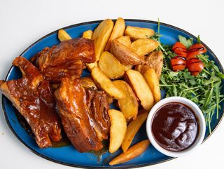 Coaste de porc cu sos BBQ