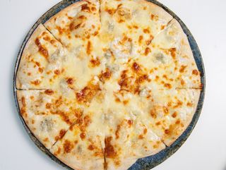 PIZZA QUATRO FORMAGGI + O DOZA COLA