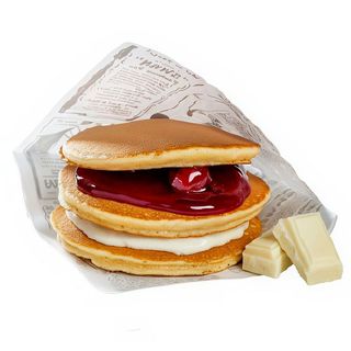 Trio pancakes cu ciocolată albă și dulceață de vișine