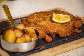 Snitel Arogant de curcan in crusta de nachos cu sos de usturoi