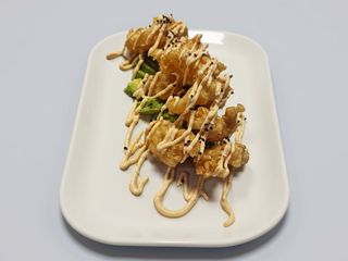 Popcorn Chicken cu sos chilli mayo