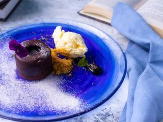 Lava cake cu ciocolată și înghețată 