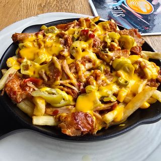 Pulled porc cu cartofi și sos Cheddar