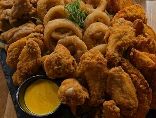 Platoul de 10.cu 10 crispy 10 aripioare 10 costițe pui 10 inele ceapă cartofi sos alb si sos cheddar