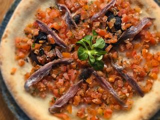 Pizza bruschetta cu anchoise