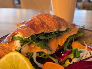 Croissant cu crema de brânză si somon