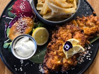 Șalău in crusta quatro formaggi cu cartofi fry and deep si sos alb