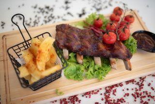 Scăricică cu cartofi aurii și sos BBQ