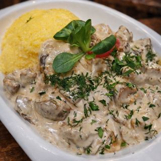 Pui cu smântână, mămăligută, hribi și alte ciuperci