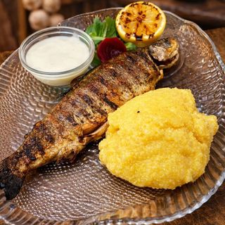 Păstrăv la grătar cu mămăligă și mujdei