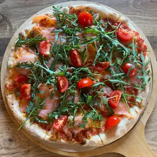 Pizza cu somon si rucola 