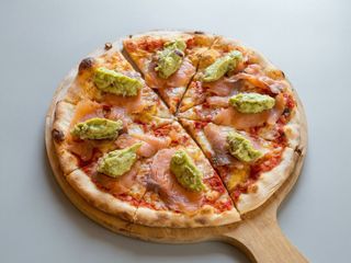 Pizza cu Somon si Guacamole