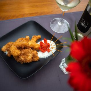 Creveţi crocanţi cu tzatziki de busuioc