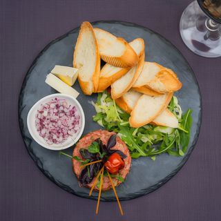 Tartar de vită şi salată verde
