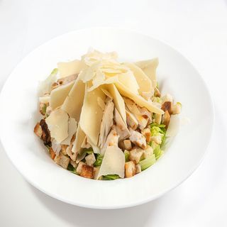 Salată Caesar cu pui