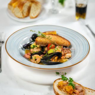 Fructe de mare cu sos de lămâie și unt