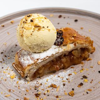 Ștrudel cu mere și înghețată de vanilie