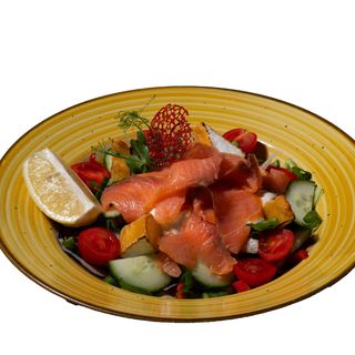 Salată cu somon fume