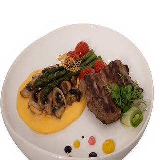 Mușchi de porc cu sparanghel și sos cheddar