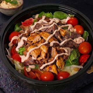Salată cu carne de vită cu berbecuţ rotisată