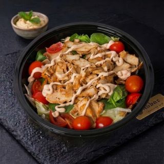Salată cu carne pui rotisată