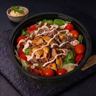 Salată cu carne pui și vită rotisată