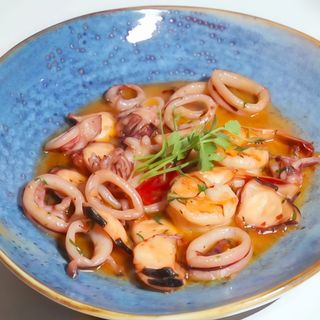 Tigaie picantă cu fructe de mare