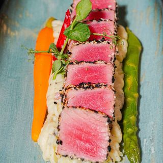 Ton roșu la grătar în crustă de susan