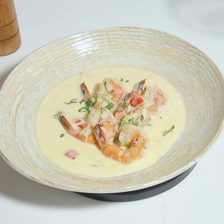 Creveti suculenti gatiti in sos catifelat cu lemongrass