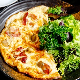 Omleta personalizata cu salata mixta si paine prajita