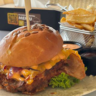 Oferta Burger de vită în panko cu sos cheddar(640 gr) + extra 1 x răcoritoare 0,25ml /0,33 ml (gratis )