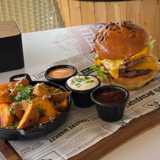 Ofertă Special Burger ( 825gr) + extra 1 x racoritoare 0,25 ml /0,33 ml (gratis )