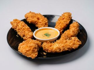 Platou crispy 30buc cu cartofi pai si sos