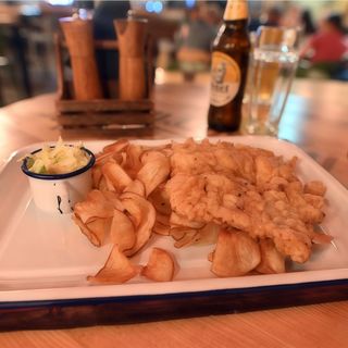 Șnițel uriaș de porc, cu cartofi crispers* și salată Coleslaw 350g