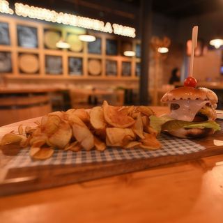 Burger Curtea Berarilor*, cu cartofi chips CB și sos CB, în chiflă artizanală cu ou și susan 400g