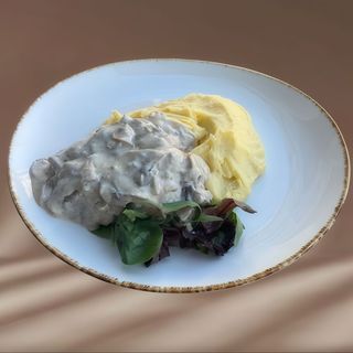 Mușchiuleț de porc cu sos de ciuperci