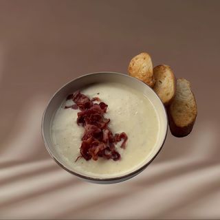 Supa crema de cartofi cu parmesan si bacon crocant