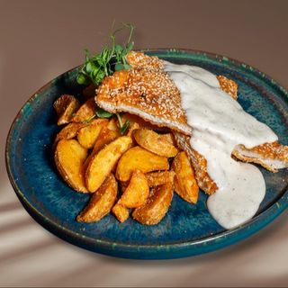 Piept de pui în crustă de susan și sos de cașcaval