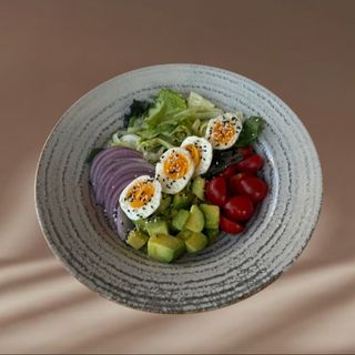 Salată cu avocado și ou fiert