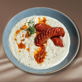 Fasole frecată cu cârnați prăjiți