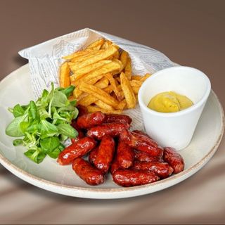 Cârnaciori de bere cu cartofi prăjiți