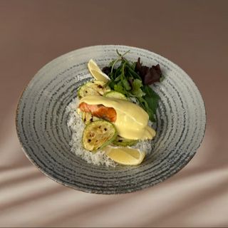 File somon la grill cu orez basmatic, dovlecel si sos olandez