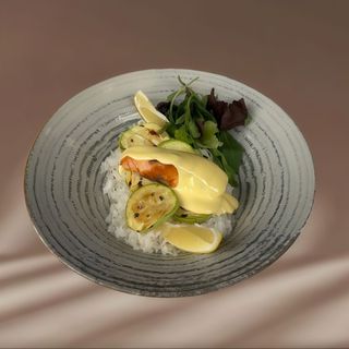 File somon la grill cu orez basmatic, dovlecel si sos olandez