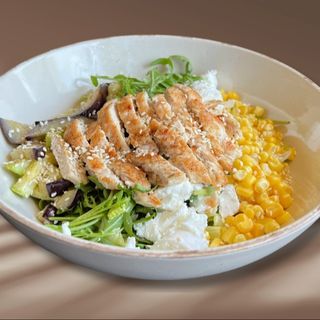 Salată cu pui și dovlecei