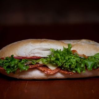 Sandwich cu salam picant si cascaval