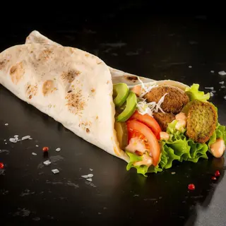 Hummus cu avocado la lipie