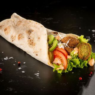 Hummus cu avocado la lipie