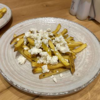 Cartofi proaspeți prăjiți cu telemea de oaie