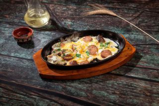 Oua incaierate cu carnati la galeata